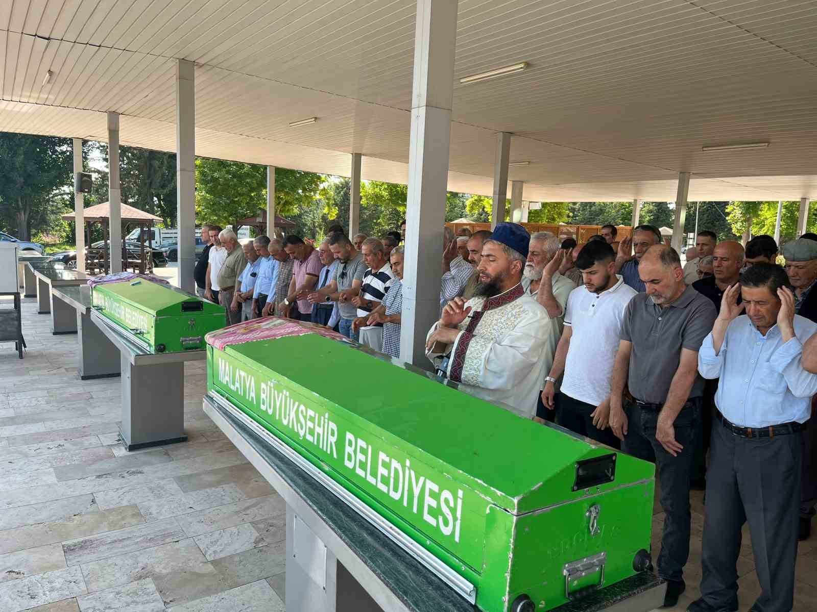 Cinnet kurbanı anne ve kızı defnedildi