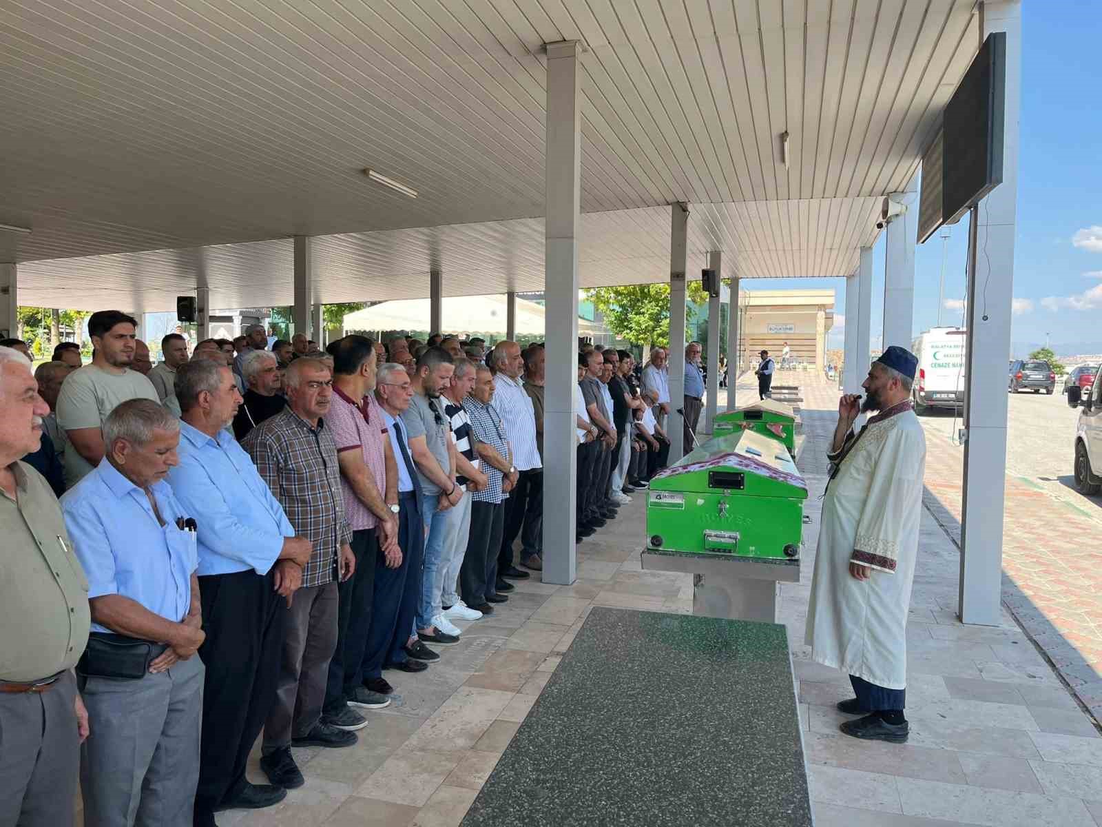Cinnet kurbanı anne ve kızı defnedildi