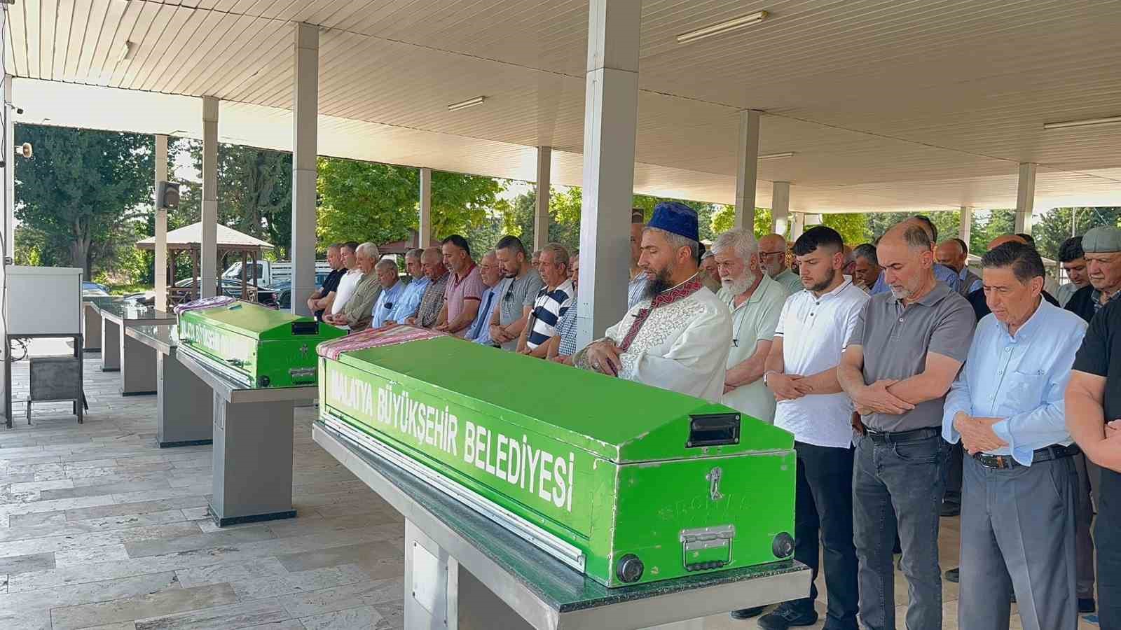 Cinnet kurbanı anne ve kızı defnedildi
