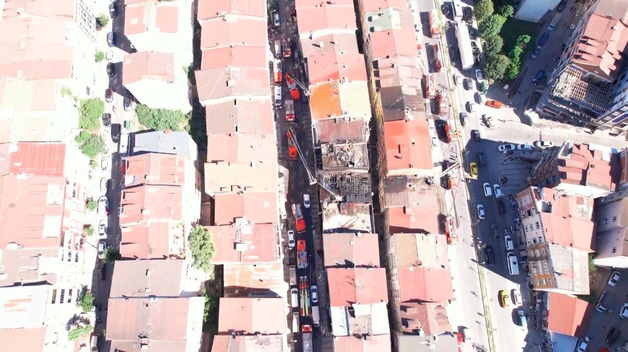 Sultangazi’de 4 katlı binanın çatı katı alev alev yandı