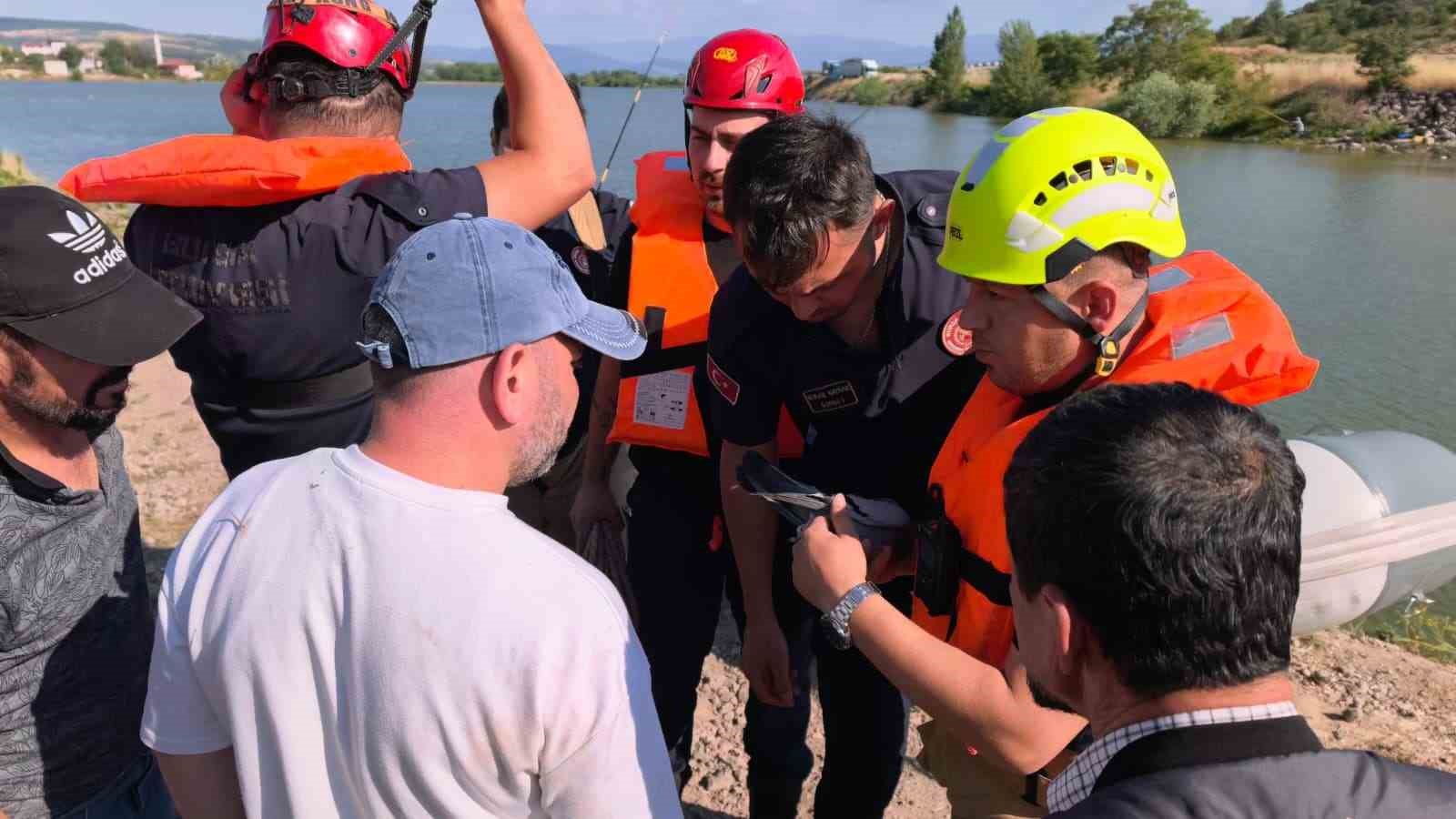 Köprü altında ipe takılan güvercini itfaiyeciler kurtardı