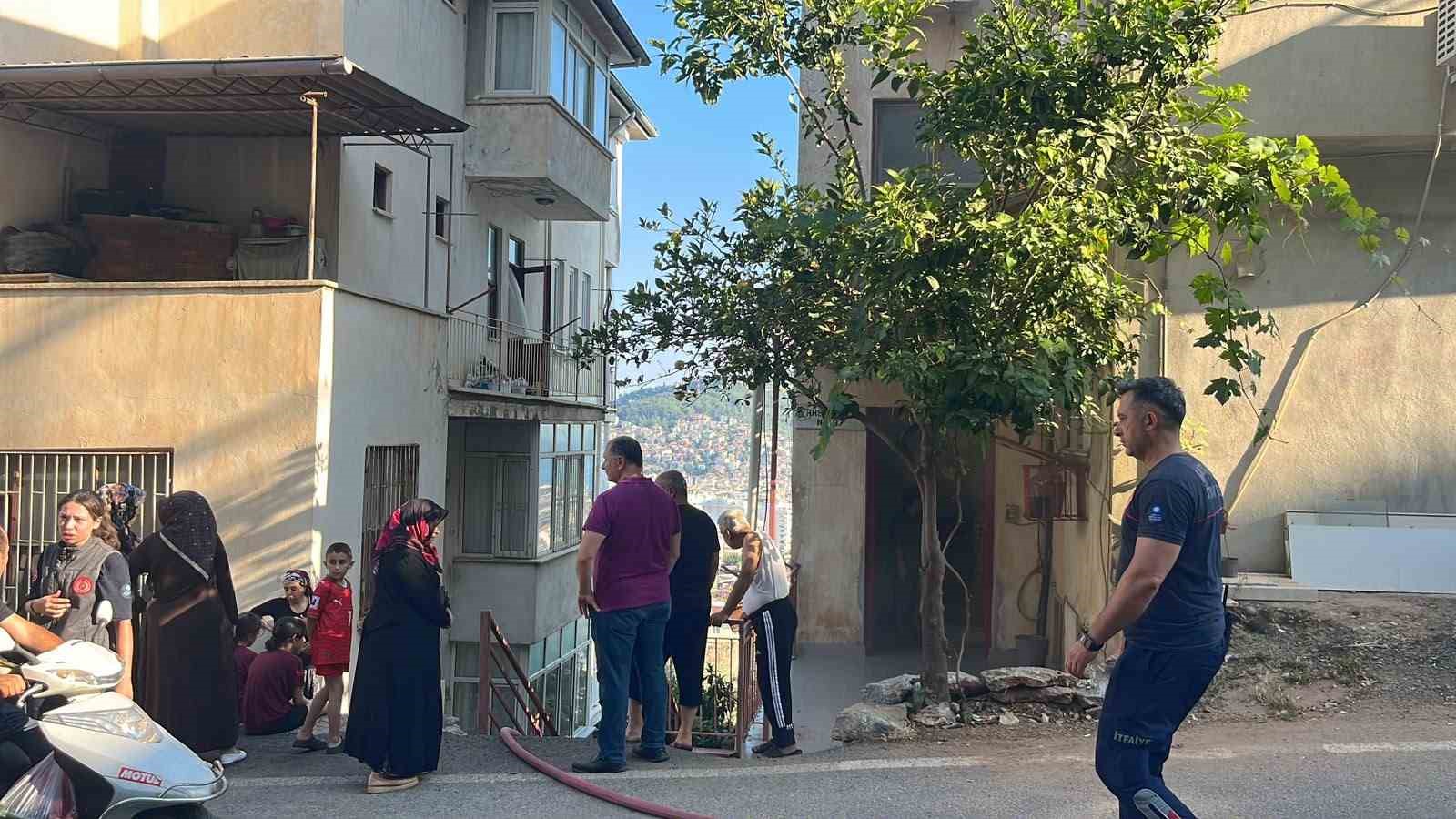 Antalya’da 3 katlı binanın zemin katında çıkan yangın korkuttu