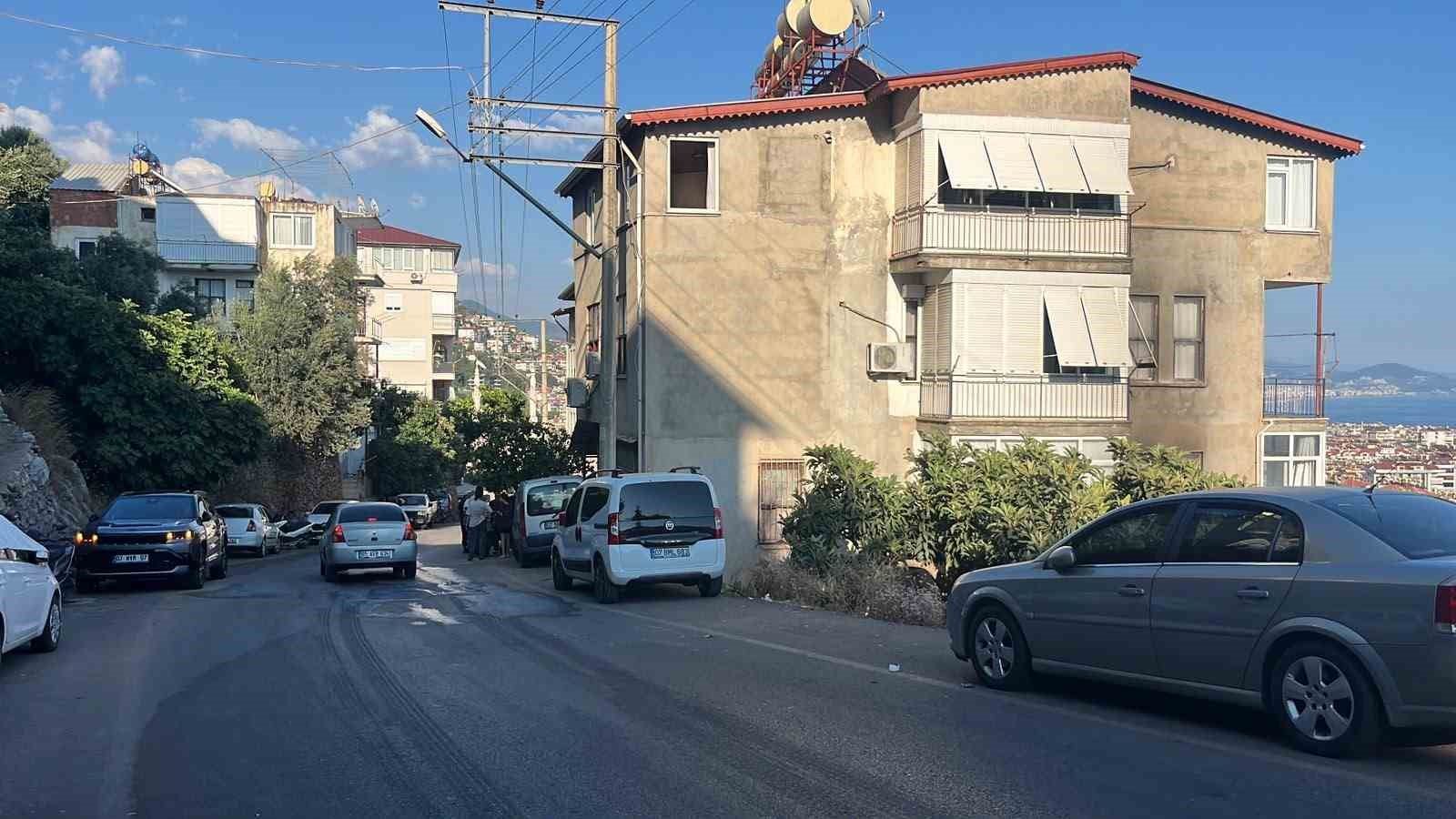 Antalya’da 3 katlı binanın zemin katında çıkan yangın korkuttu