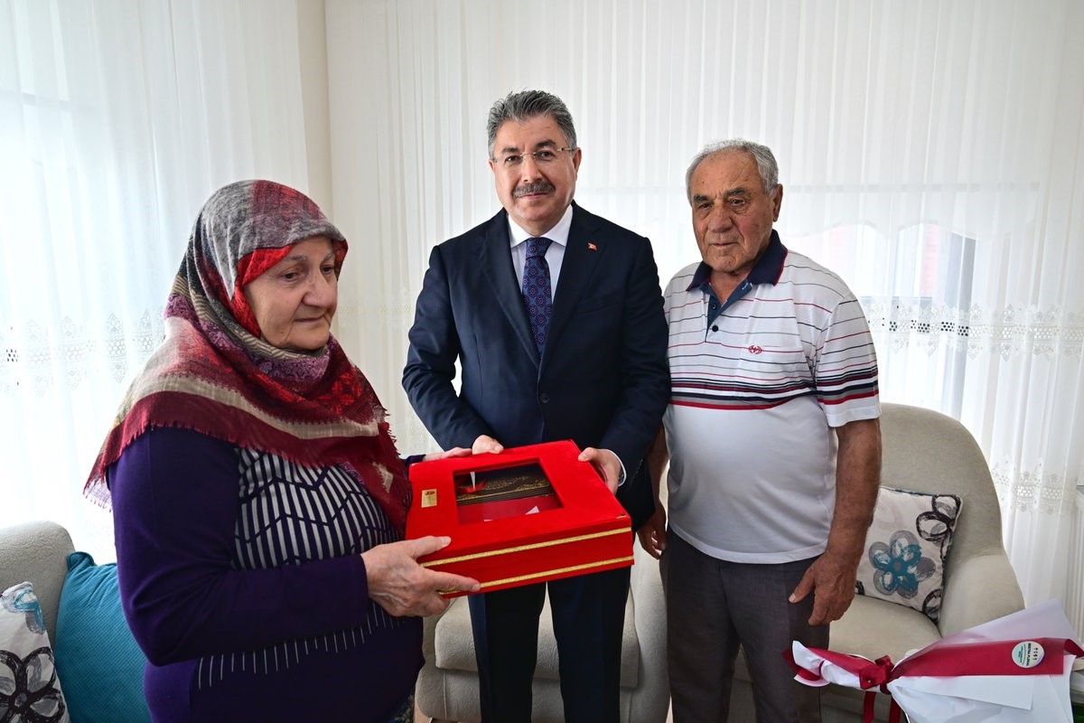 Vali Yılmaz, Babalar Günü’nde şehit ailesini ziyaret etti