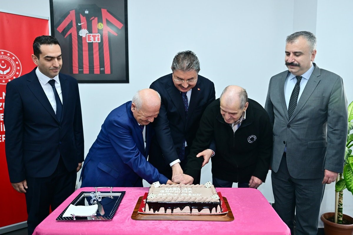 Vali Yılmaz, Yaşlı Bakım ve Rehabilitasyon Merkezi’nde Babalar Günü pastası kesti