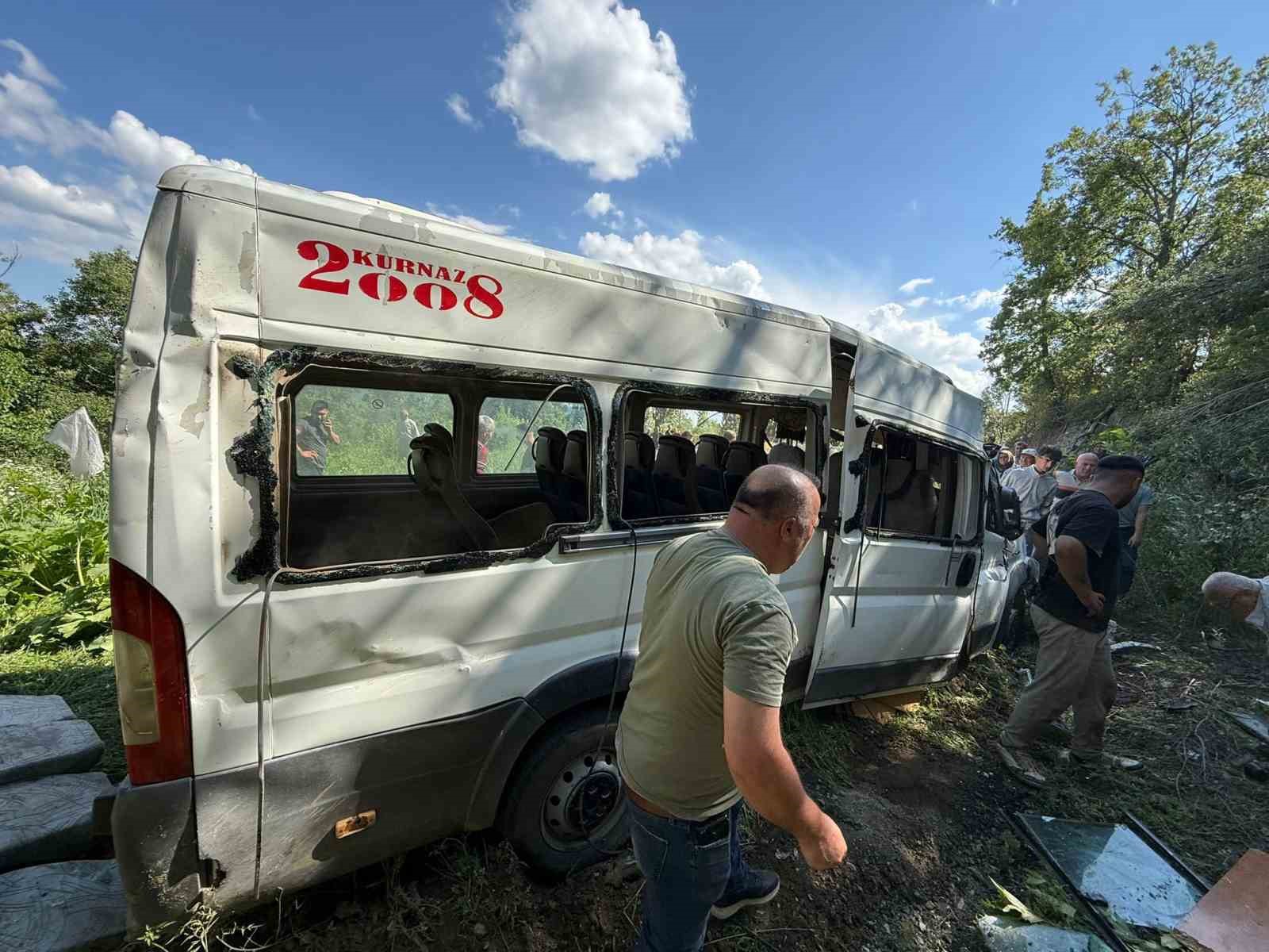 Burdur’da minibüs tarlaya uçtu: 8 yaralı