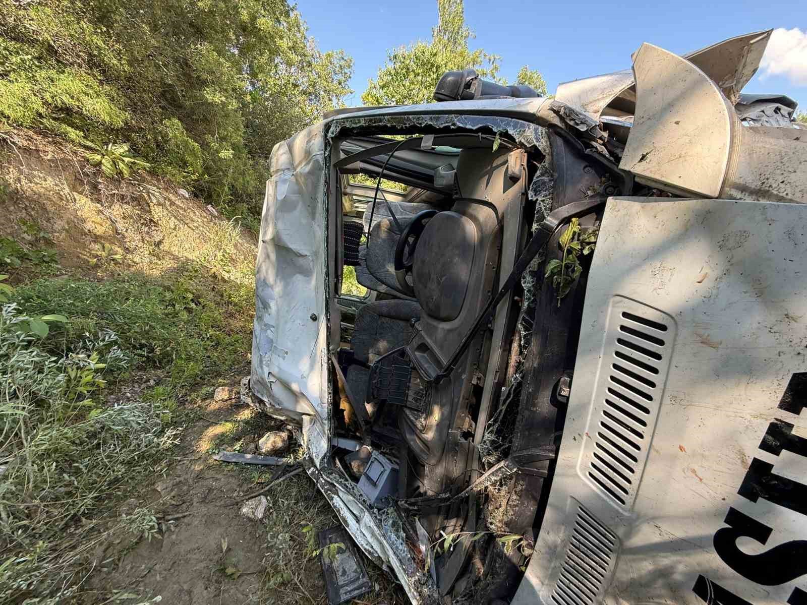 Burdur’da minibüs tarlaya uçtu: 8 yaralı