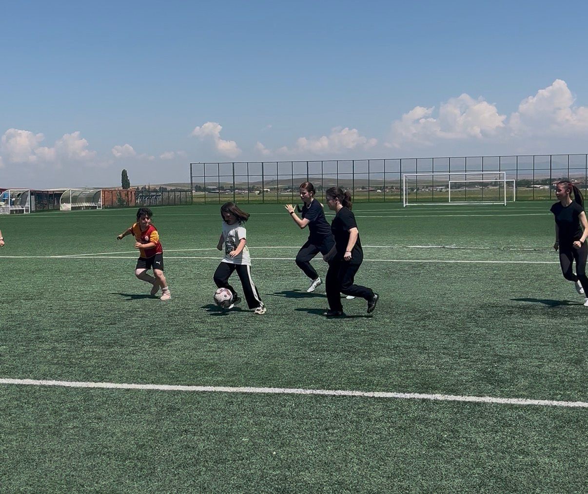 Beylikova Gençlik ve Spor İlçe Müdürlüğü tarafından ücretsiz kız futbol kursu açıldı