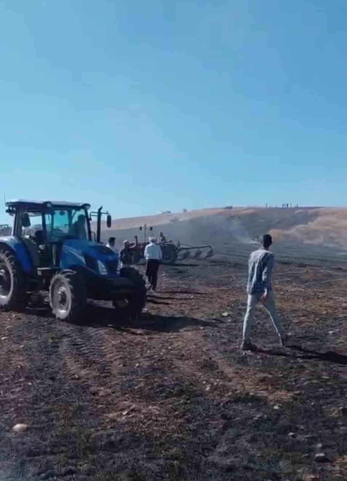 Siirt’te biçerdöverden çıkan yangında 50 dönümlük ekili alan yandı