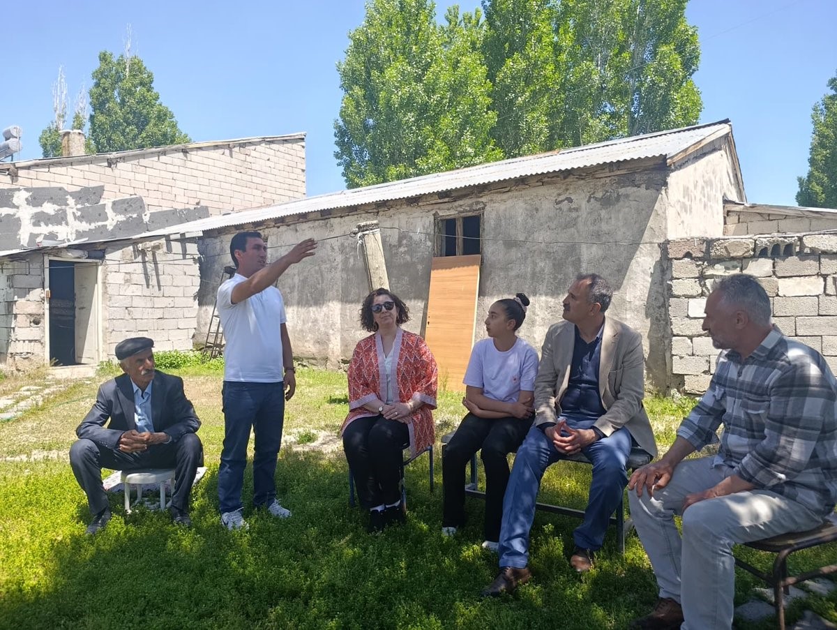 Ağrı Valisi Önder Bozkurt’tan yangında zarar gören aileye destek