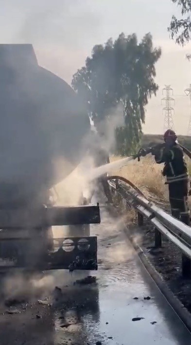 Osmaniye’de tankerin lastiklerinden çıkan yangın zeytin bahçesine sıçradı