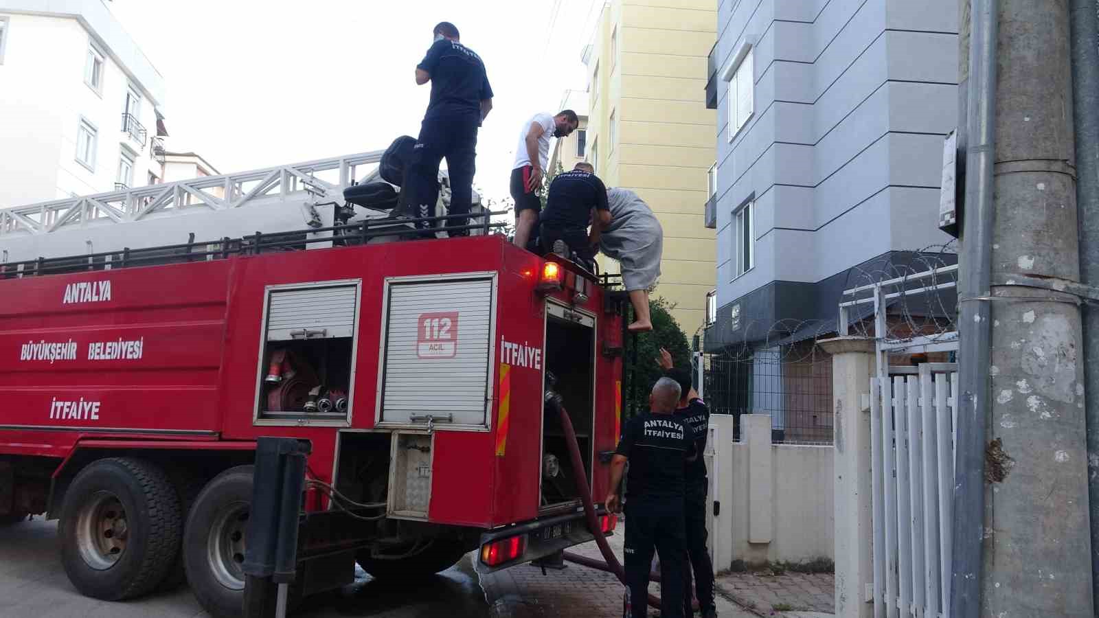 Antalya’da 1 ay önce taşındıkları daire yangında küle döndü