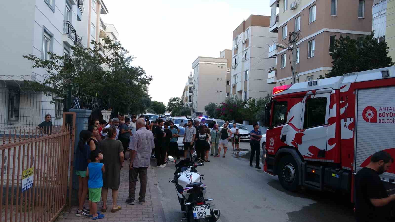 Antalya’da 1 ay önce taşındıkları daire yangında küle döndü