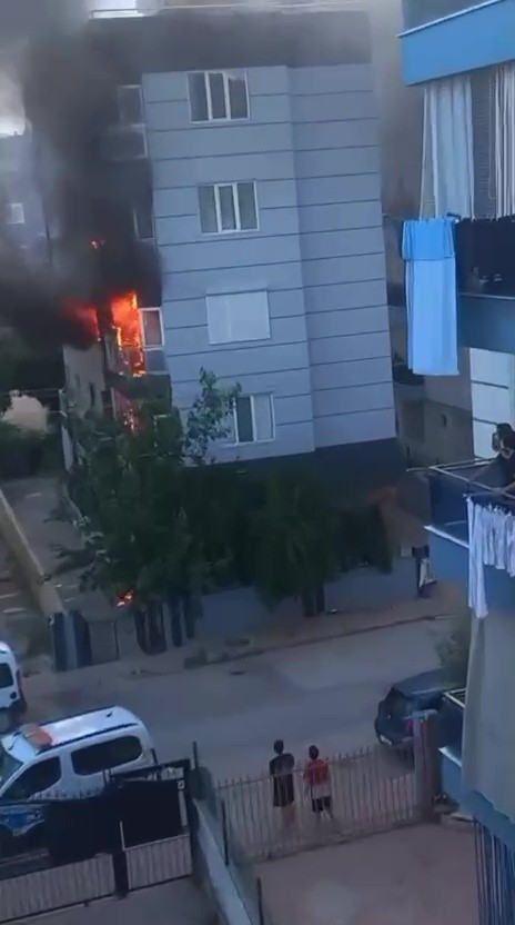 Antalya’da 1 ay önce taşındıkları daire yangında küle döndü