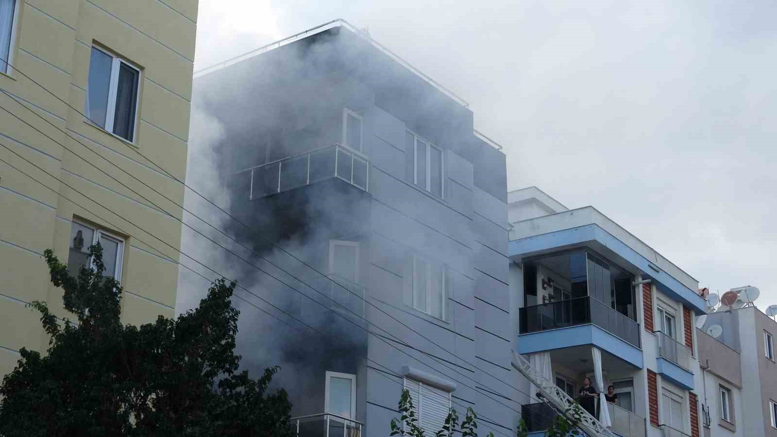 Antalya’da 1 ay önce taşındıkları daire yangında küle döndü