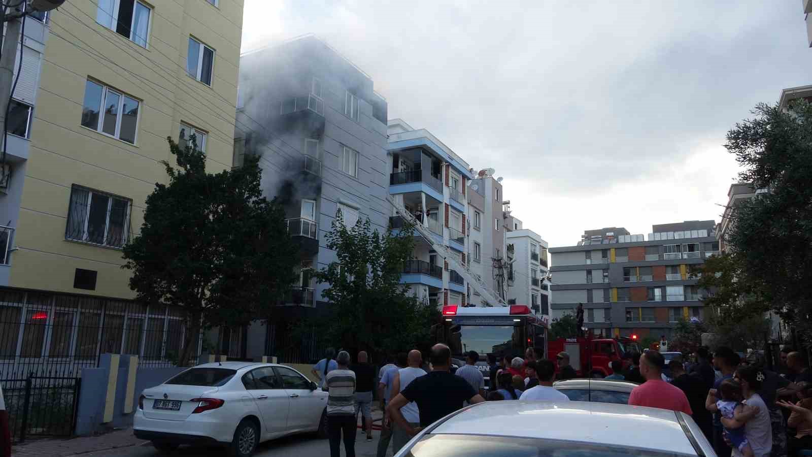 Antalya’da 1 ay önce taşındıkları daire yangında küle döndü