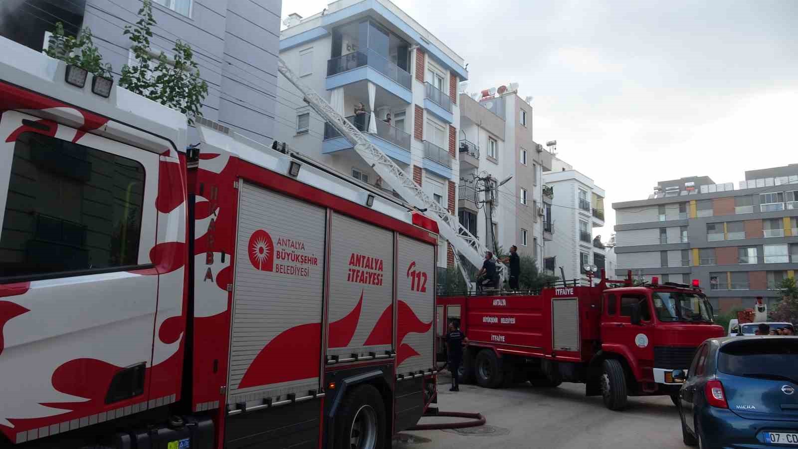 Antalya’da 1 ay önce taşındıkları daire yangında küle döndü