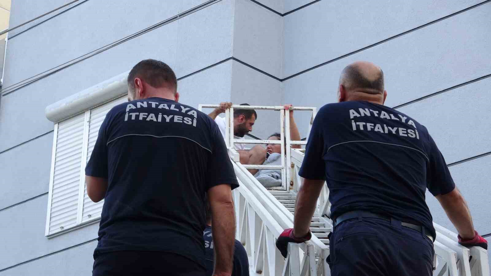 Antalya’da 1 ay önce taşındıkları daire yangında küle döndü