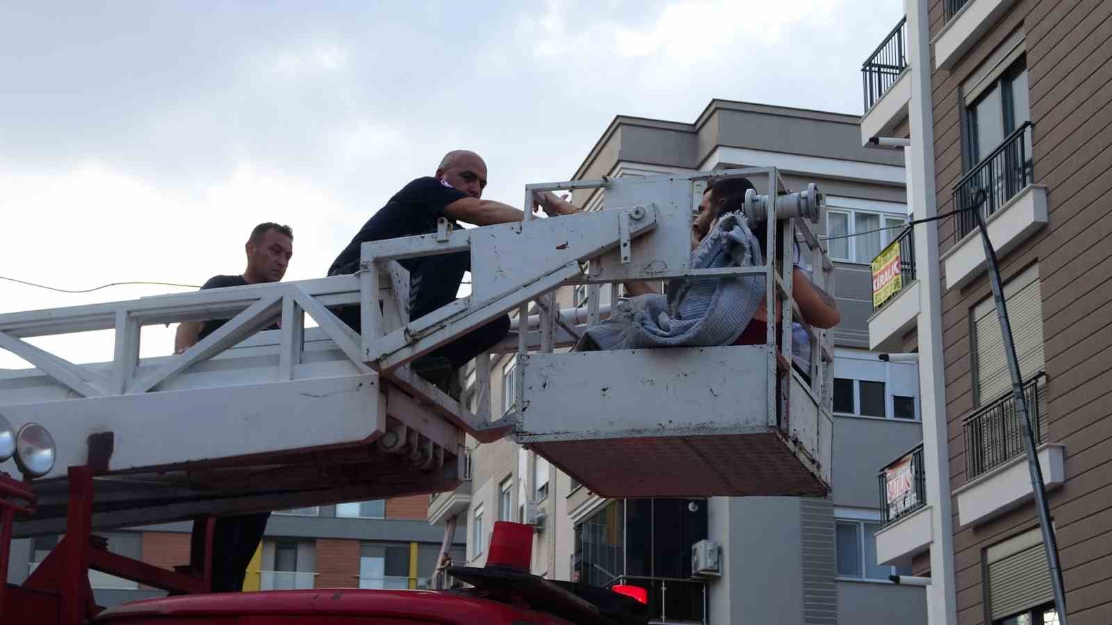 Antalya’da 1 ay önce taşındıkları daire yangında küle döndü
