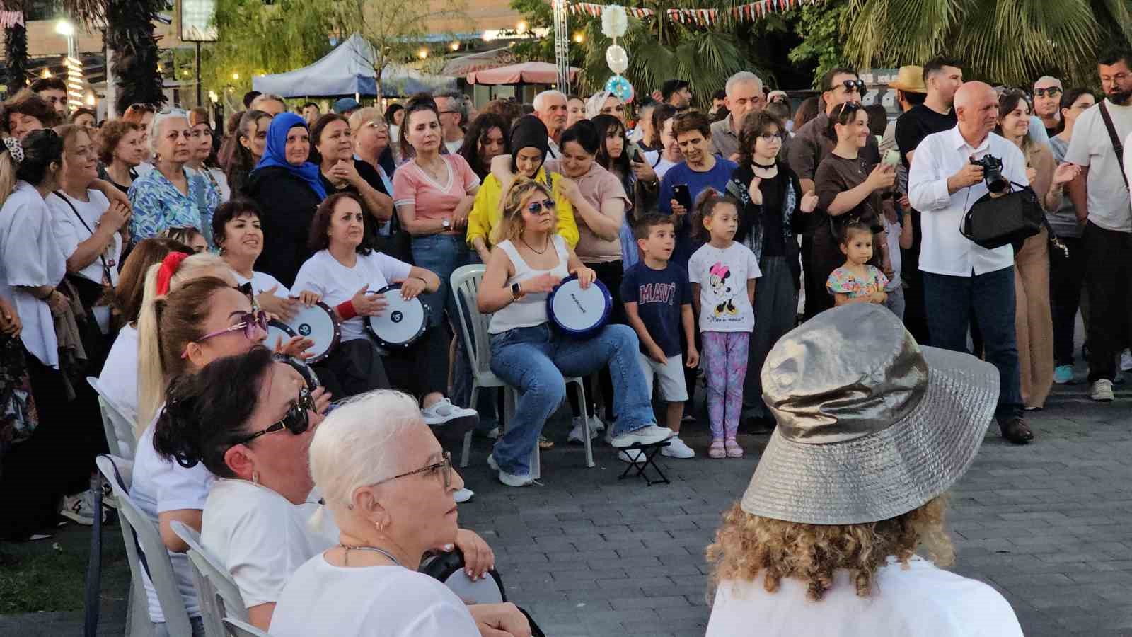 Zonguldaklı kadınlardan kurtuluş yıl dönümünde darbuka şov