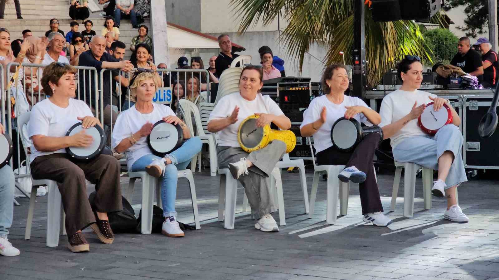 Zonguldaklı kadınlardan kurtuluş yıl dönümünde darbuka şov