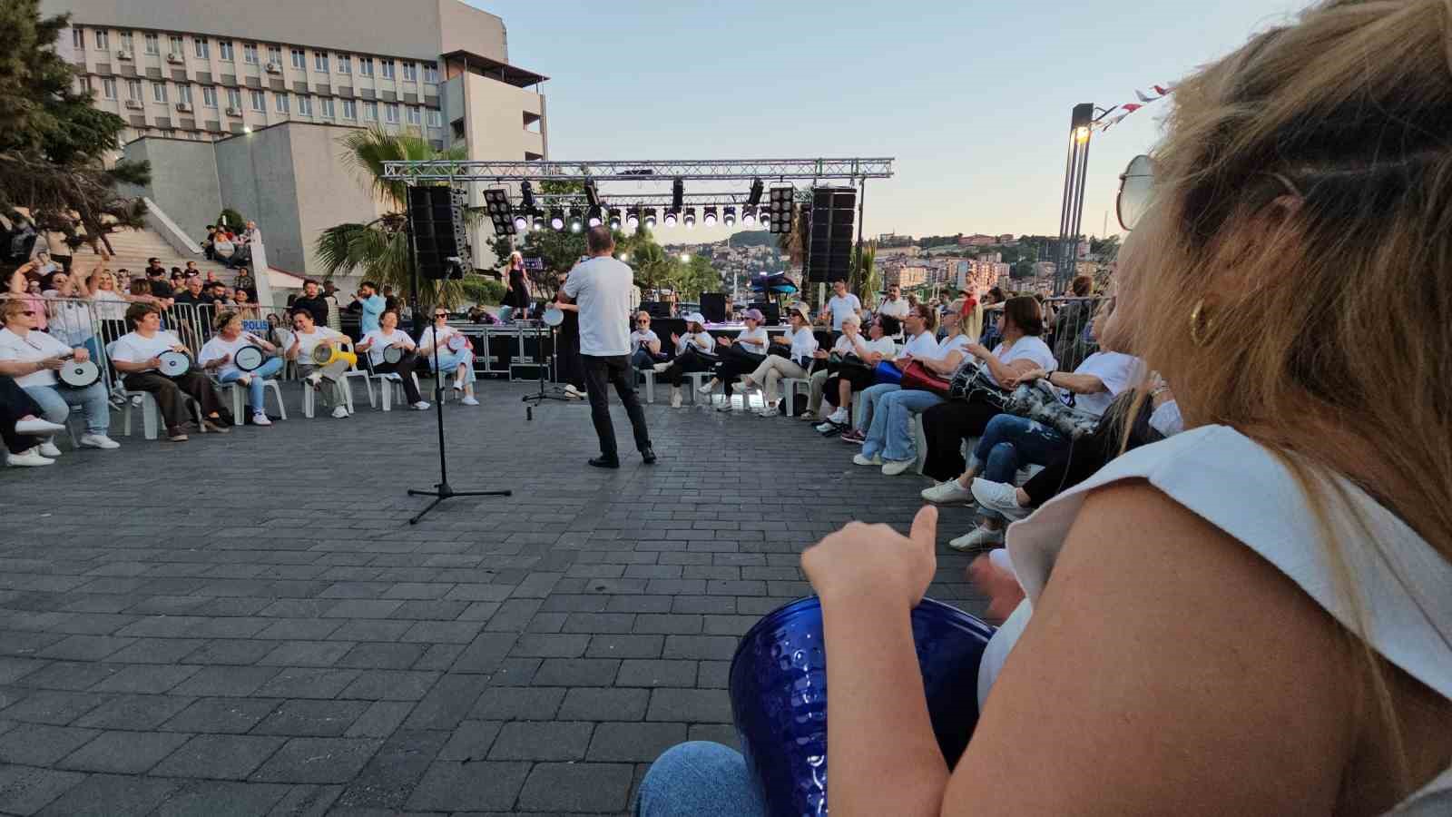 Zonguldaklı kadınlardan kurtuluş yıl dönümünde darbuka şov