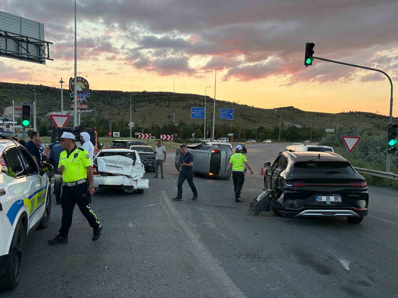 Kayseri’de otomobil trafik ışıklarında bekleyen 4 araca çarptı: 4 yaralı