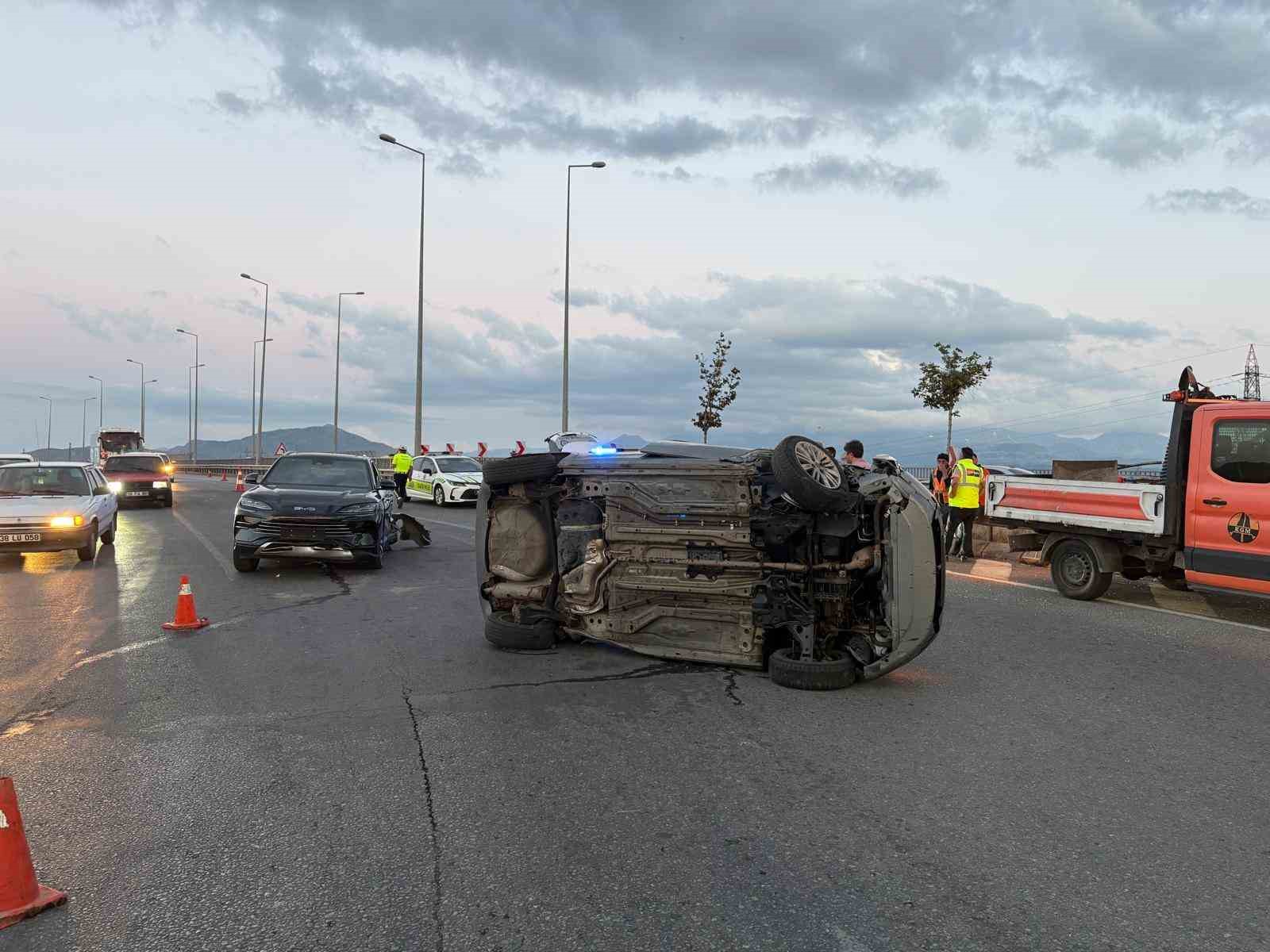 Kayseri’de otomobil trafik ışıklarında bekleyen 4 araca çarptı: 4 yaralı