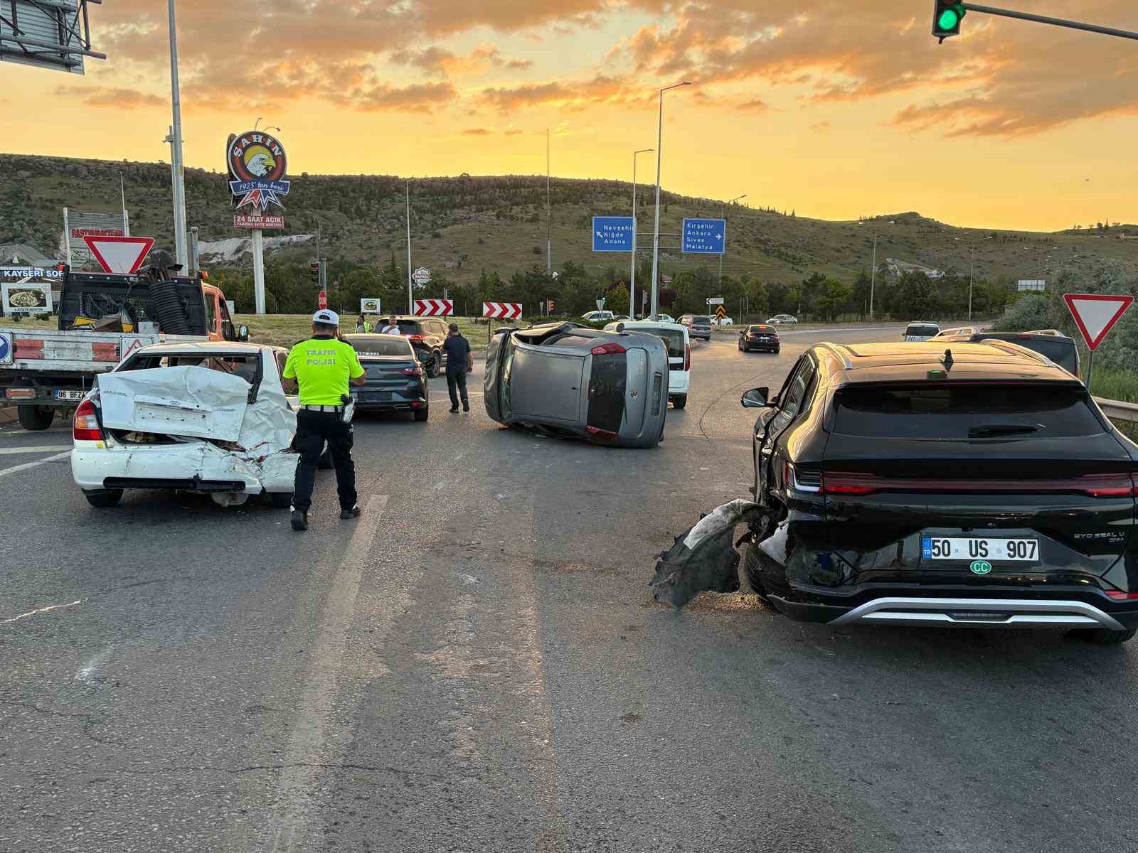 Kayseri’de otomobil trafik ışıklarında bekleyen 4 araca çarptı: 4 yaralı
