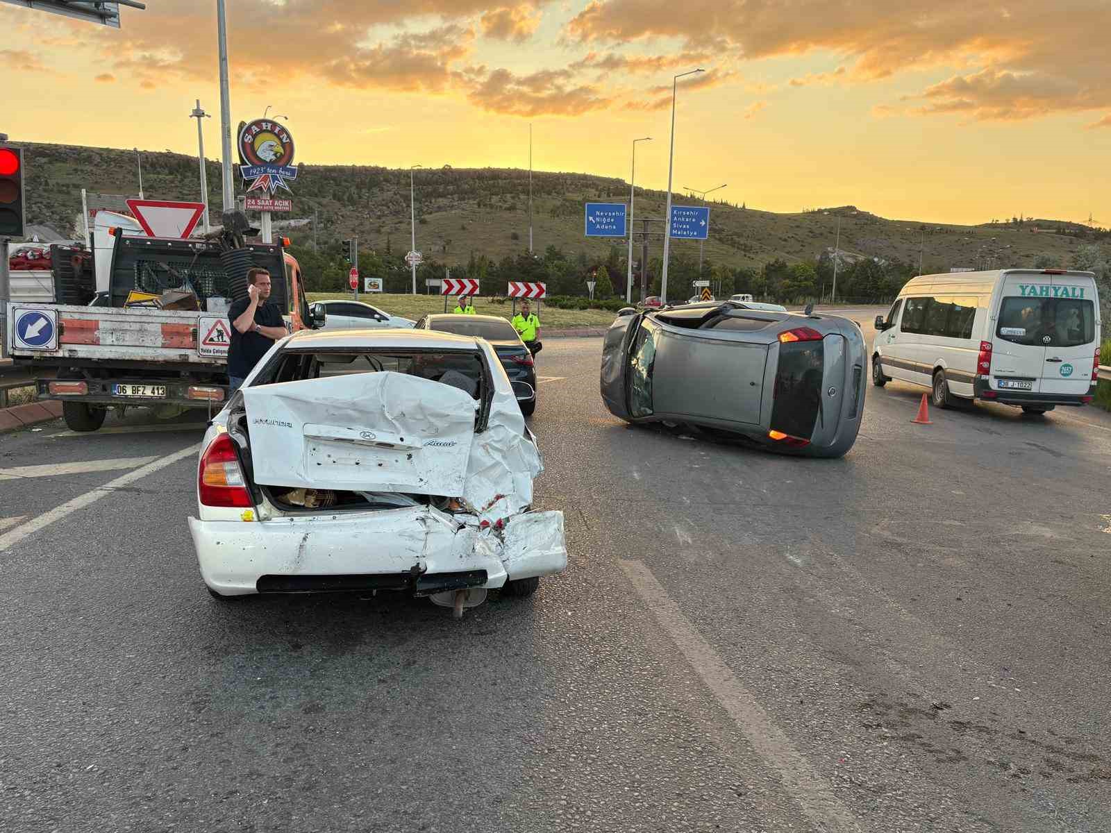 Kayseri’de otomobil trafik ışıklarında bekleyen 4 araca çarptı: 4 yaralı