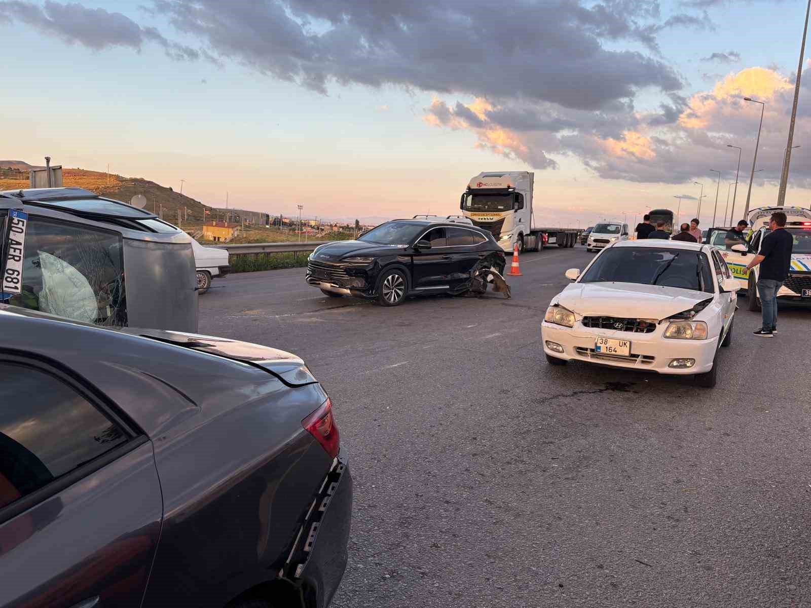 Kayseri’de otomobil trafik ışıklarında bekleyen 4 araca çarptı: 4 yaralı