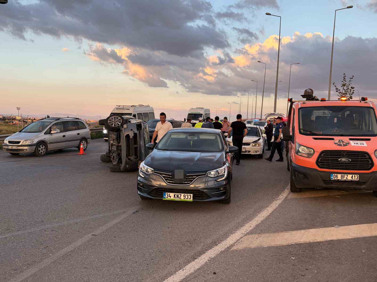 Kayseri’de otomobil trafik ışıklarında bekleyen 4 araca çarptı: 4 yaralı
