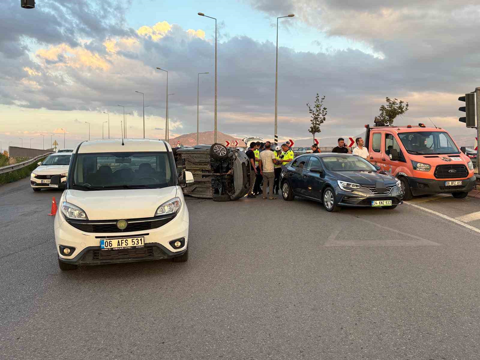 Kayseri’de otomobil trafik ışıklarında bekleyen 4 araca çarptı: 4 yaralı
