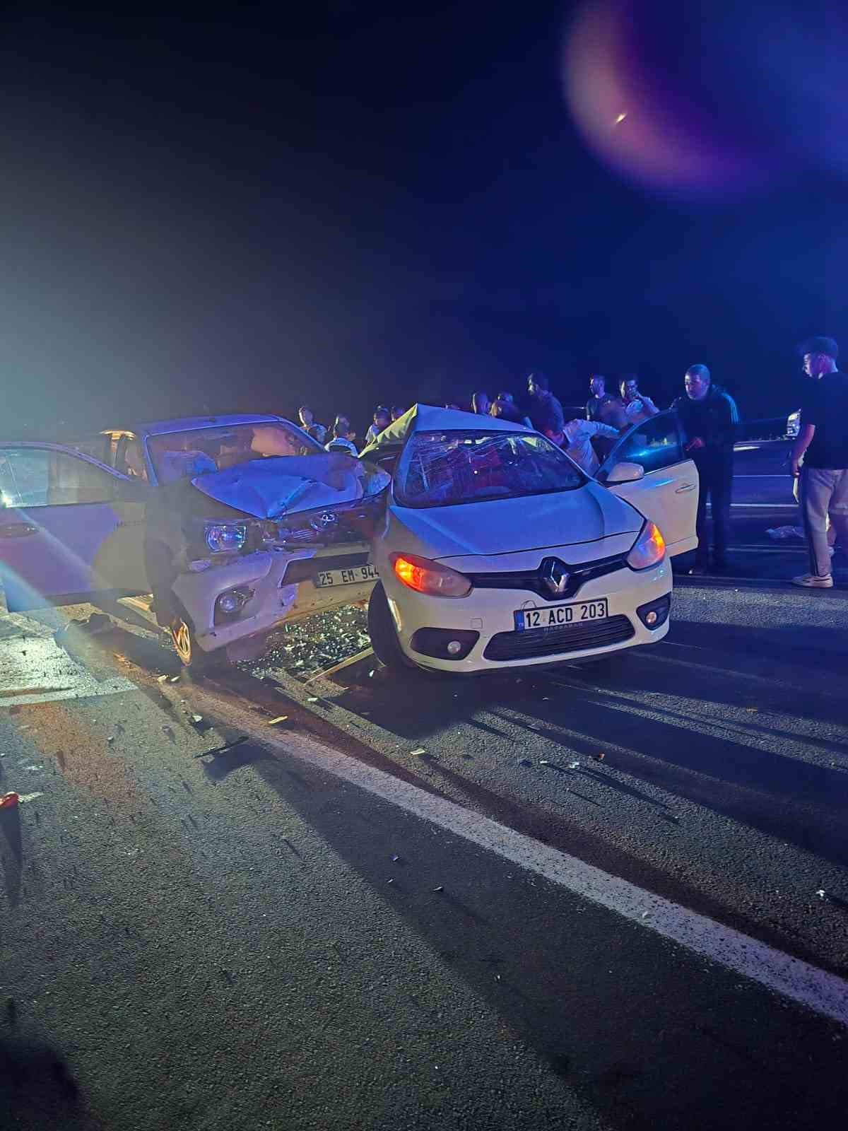 Bingöl’de  otomobil ile pikap çarpıştı: 1’i ağır 3 yaralı