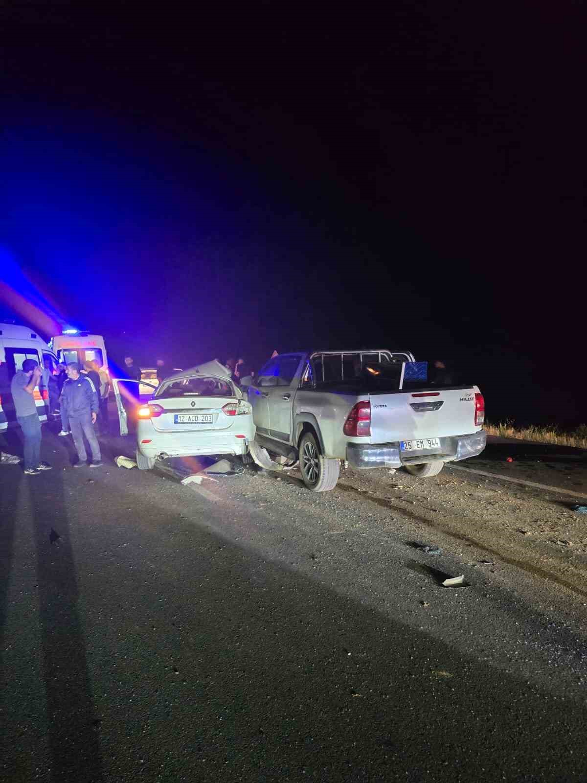Bingöl’de  otomobil ile pikap çarpıştı: 1’i ağır 3 yaralı