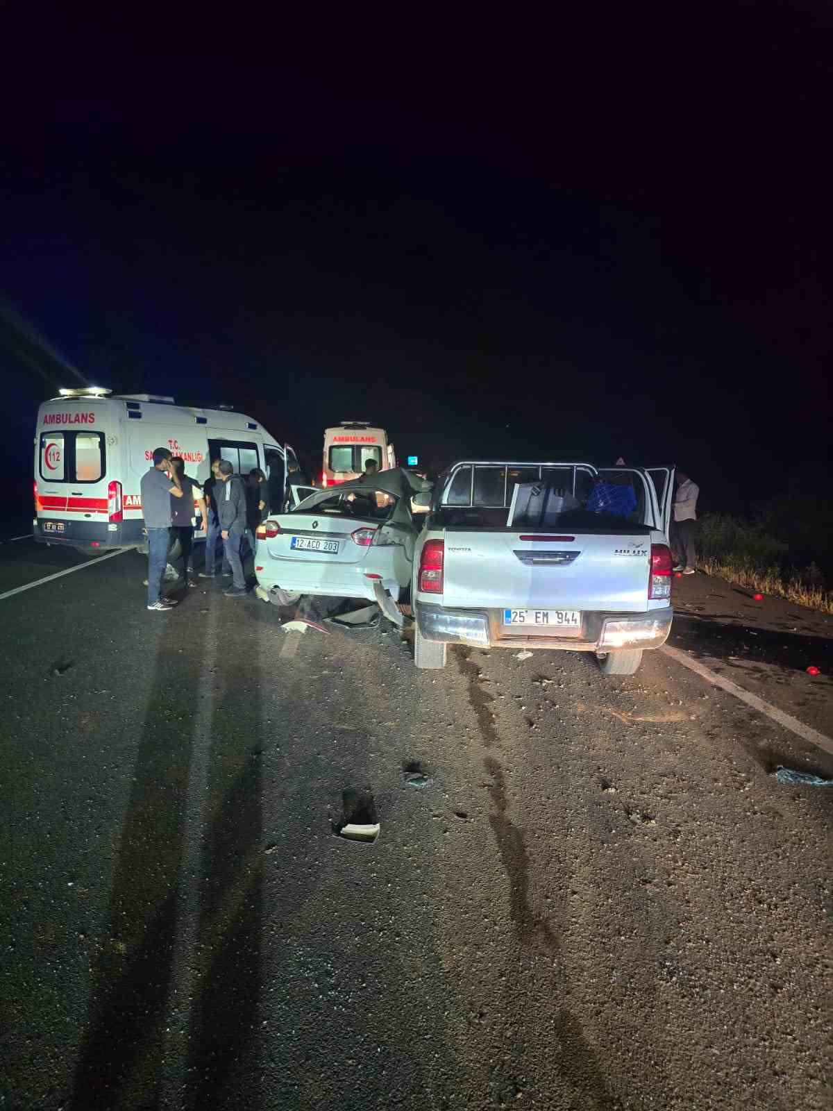 Bingöl’de  otomobil ile pikap çarpıştı: 1’i ağır 3 yaralı