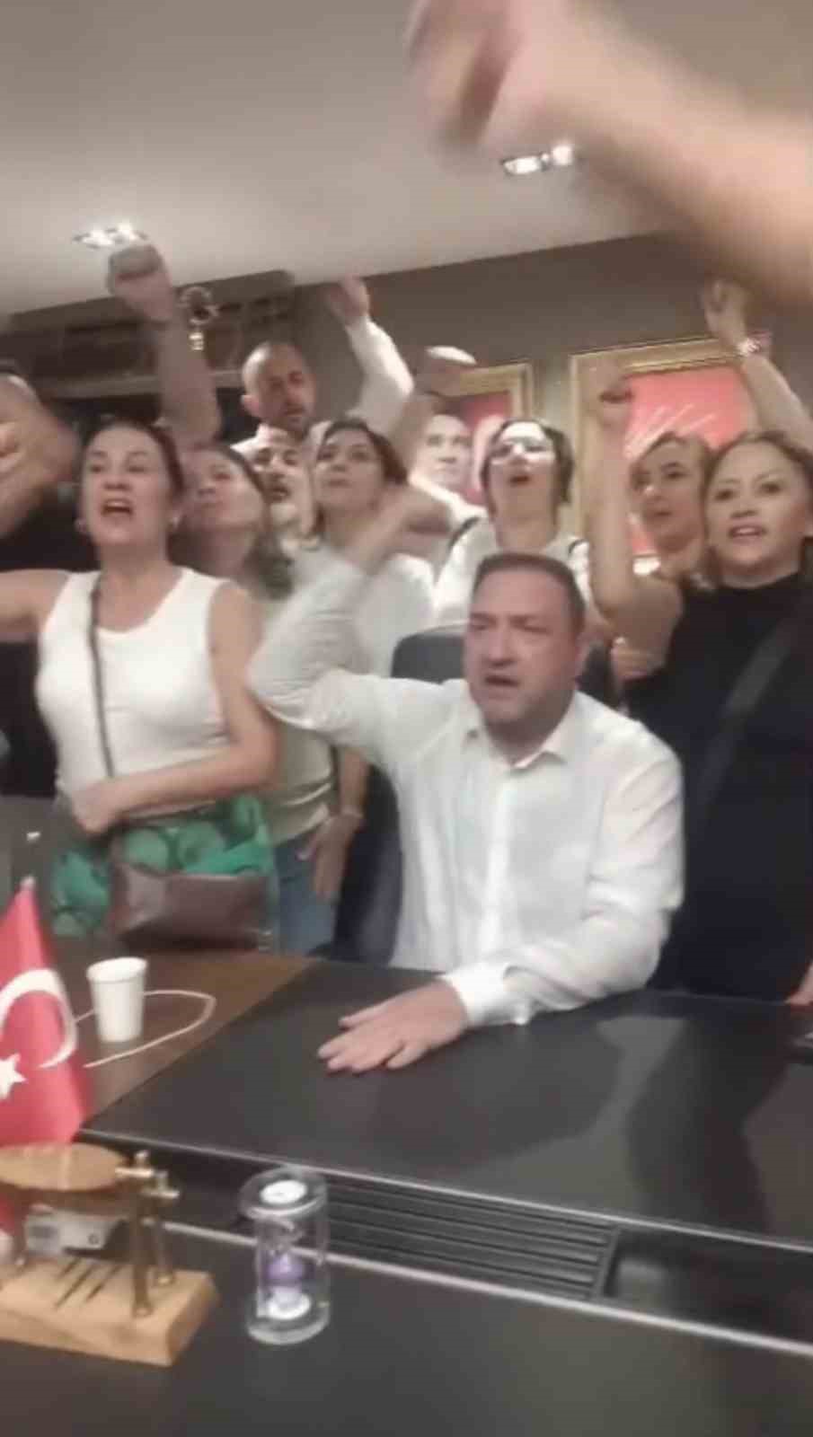 CHP İzmir’de olaylı gece: Gümrükçü il binasına girdi, taraflar arasında arbede çıktı