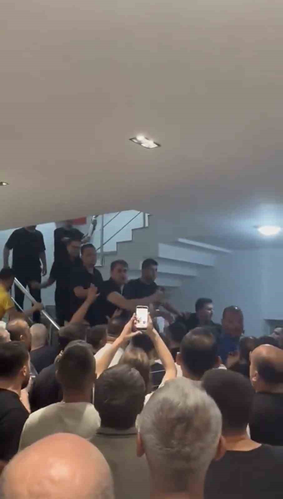 CHP İzmir’de olaylı gece: Gümrükçü il binasına girdi, taraflar arasında arbede çıktı