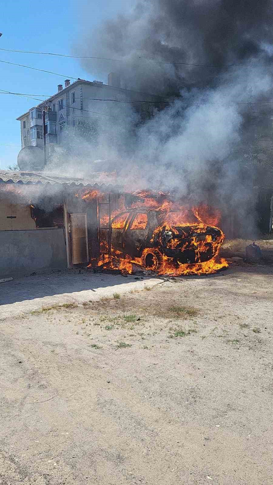 Tekirdağ’da otomobil ve garaj küle döndü
