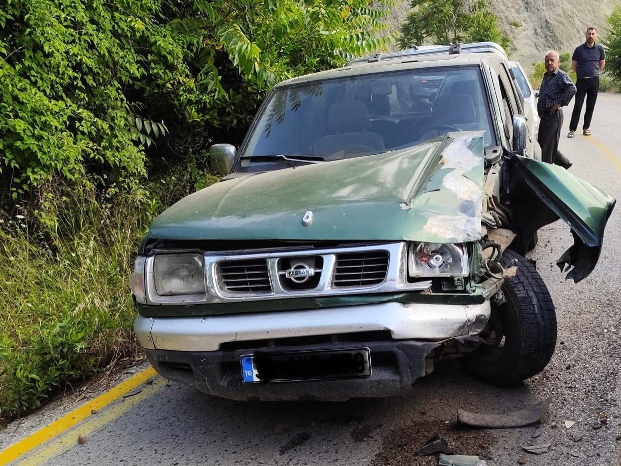 Belen’de pikapla çarpışan motosikletin sürücüsü şarampole yuvarlandı