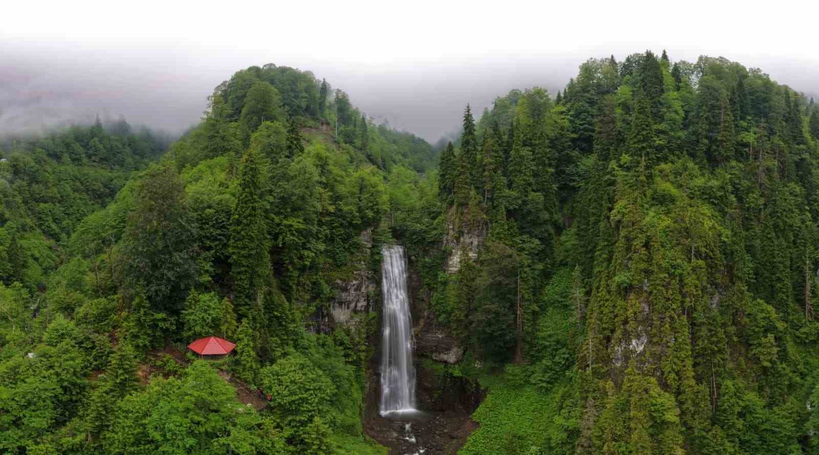 Macahel’in saklı cenneti Maral Şelalesi ziyaretçilerini büyülüyor