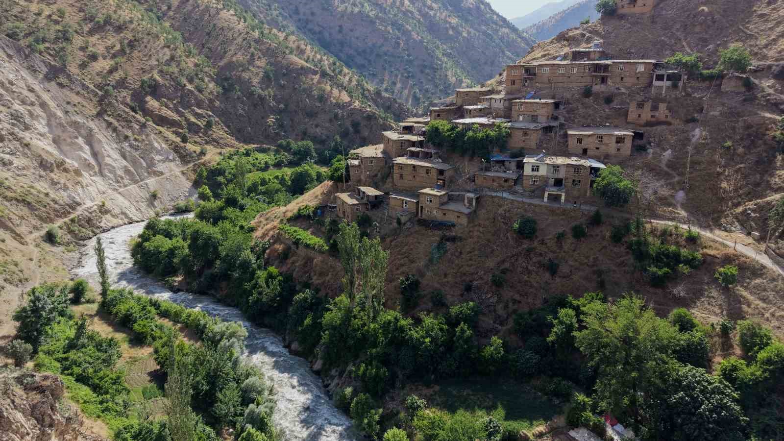 Hizan’ın asırlık taş evleri ve Gayda Barajı hayran bırakıyor