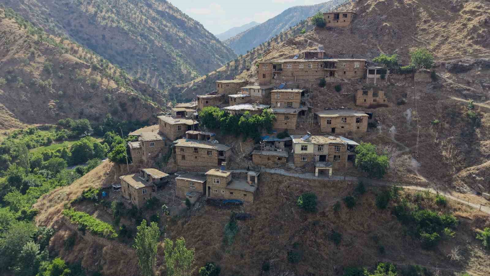Hizan’ın asırlık taş evleri ve Gayda Barajı hayran bırakıyor