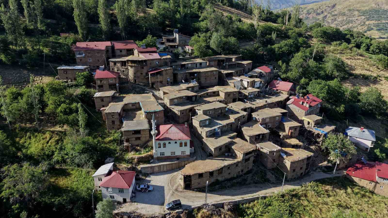 Hizan’ın asırlık taş evleri ve Gayda Barajı hayran bırakıyor