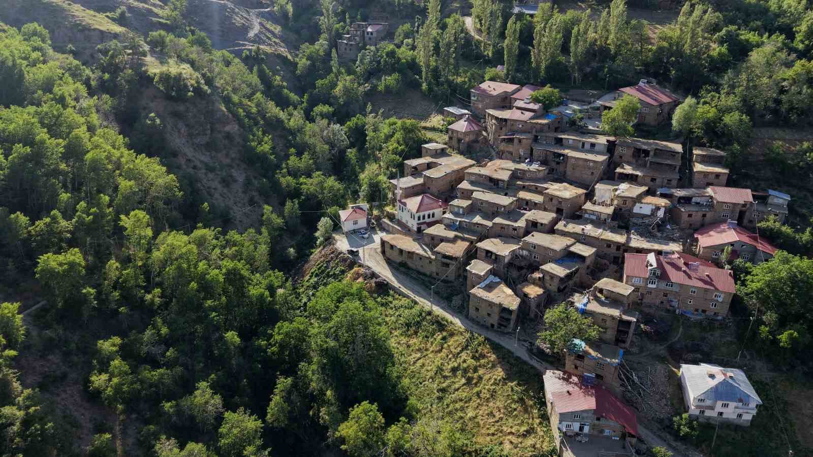 Hizan’ın asırlık taş evleri ve Gayda Barajı hayran bırakıyor
