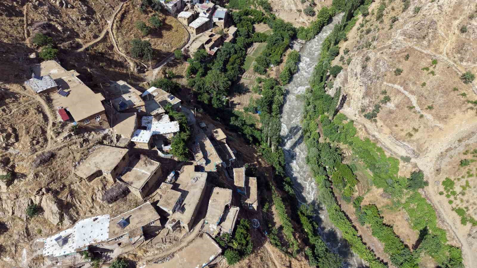 Hizan’ın asırlık taş evleri ve Gayda Barajı hayran bırakıyor