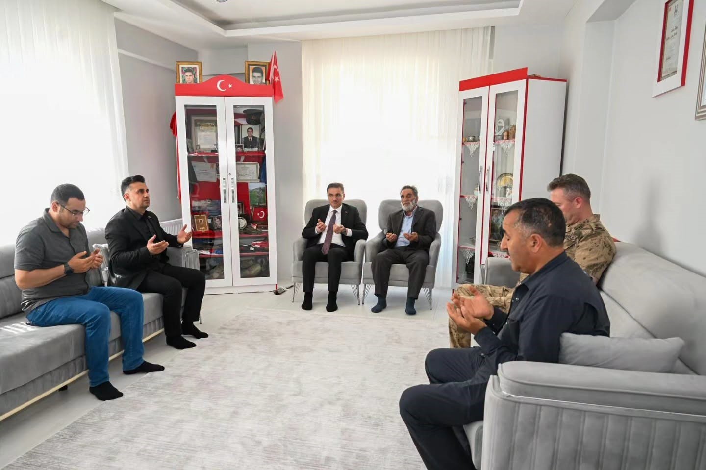 Vali Baruş’tan şehit ailelerine anlamlı ziyaret