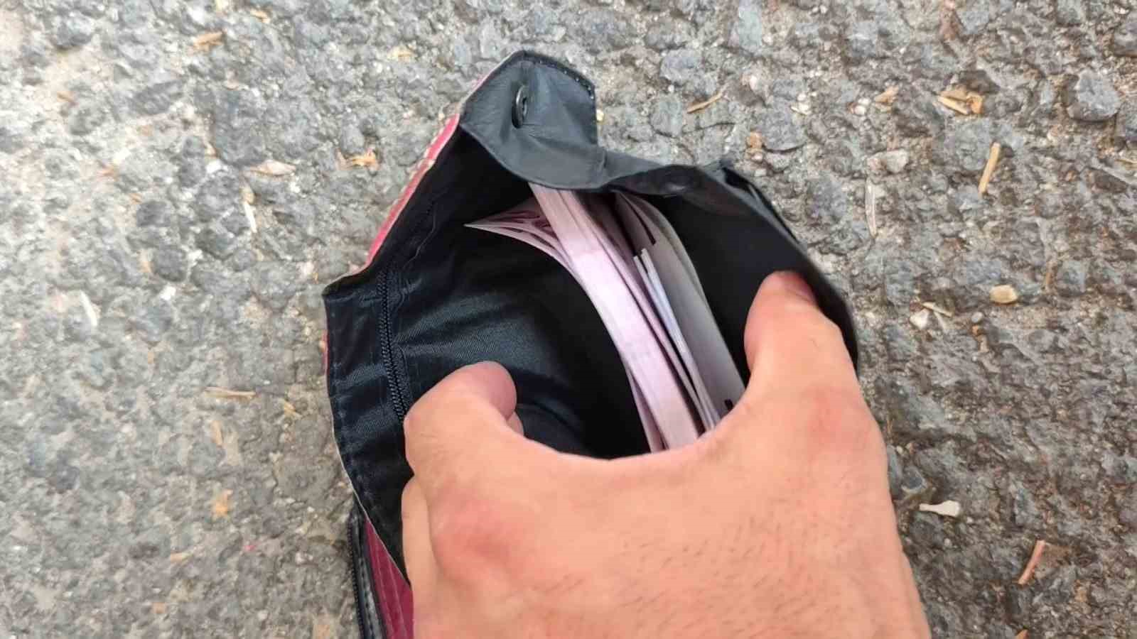 Battaniyenin içinden çıkan para ve cüzdanları teslim etti, yaşlı kadın poşeti sordu