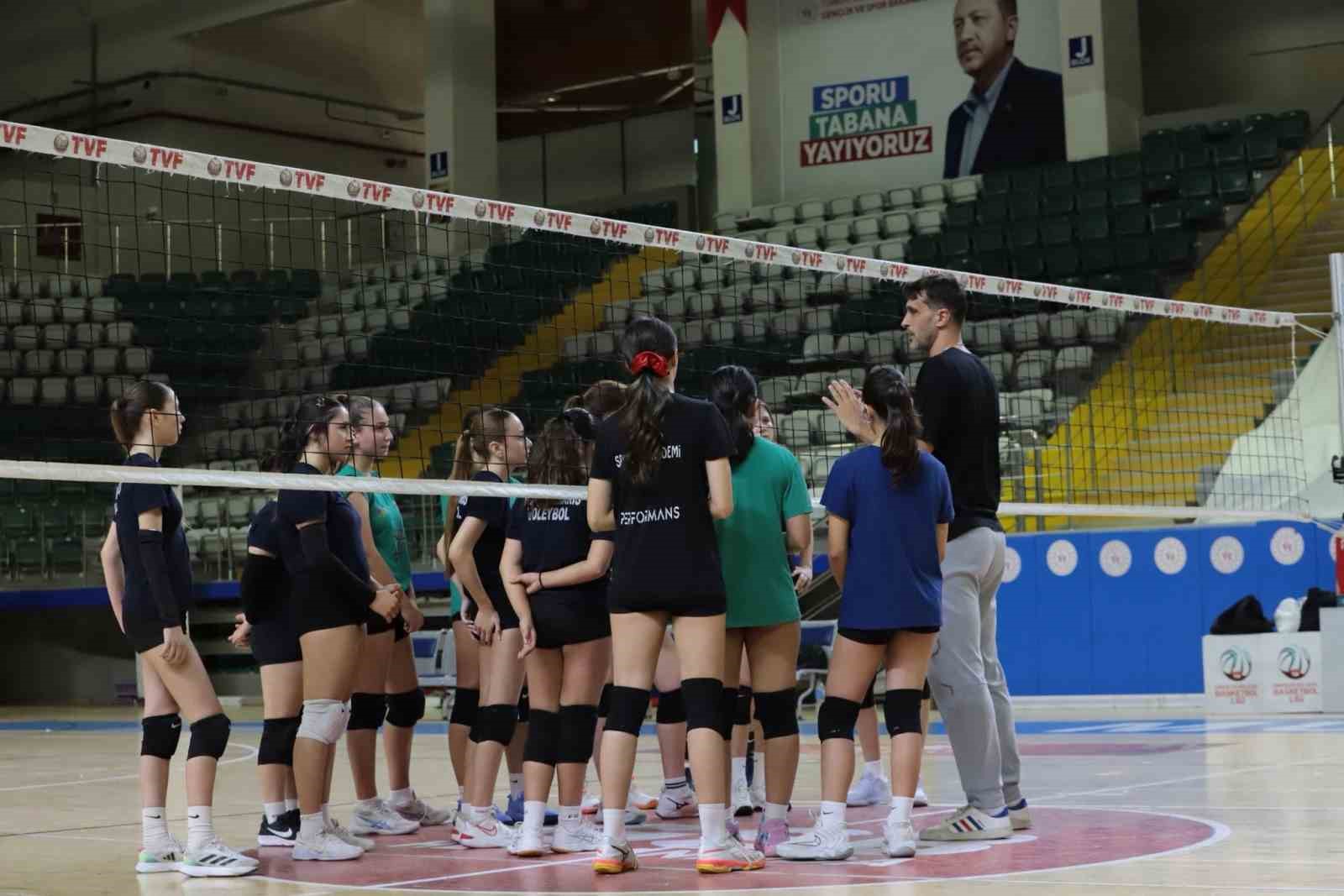 Muğla’nın voleybol yıldızları Analig için sahaya indi