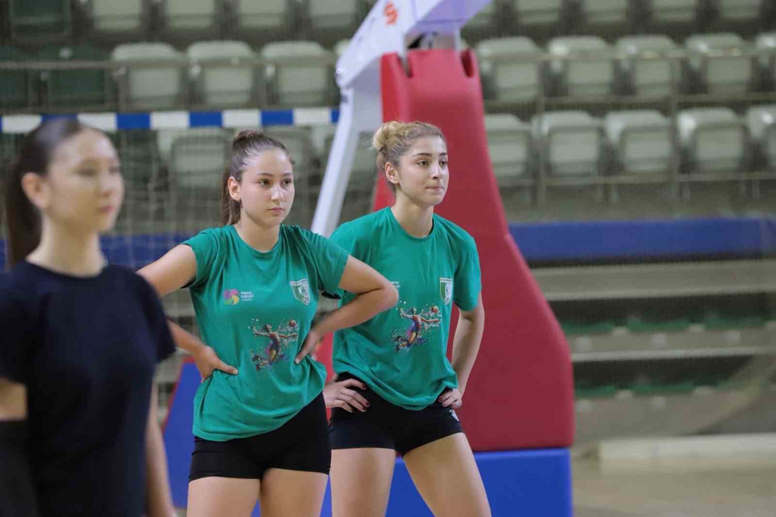 Muğla’nın voleybol yıldızları Analig için sahaya indi